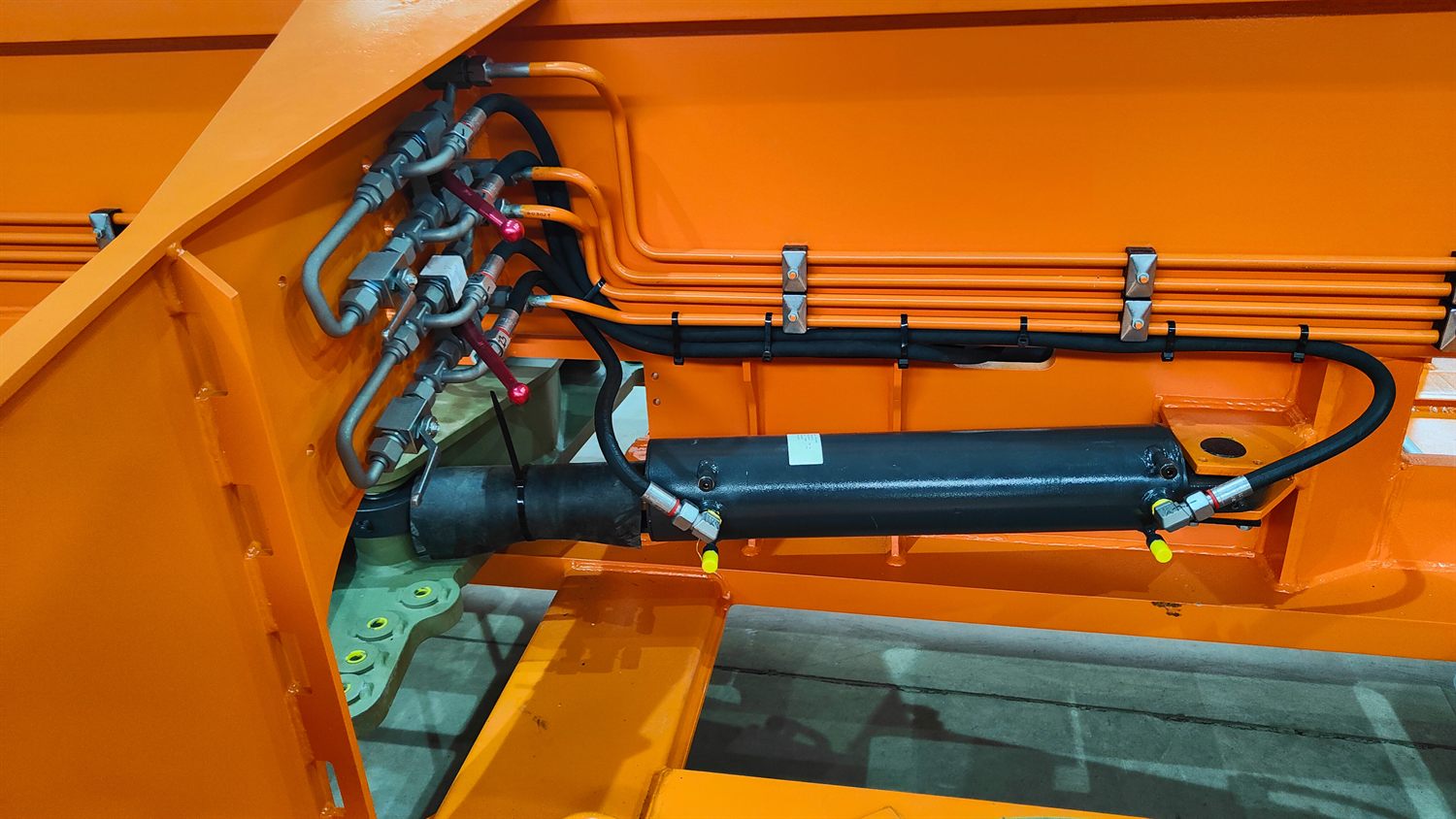 Hydraulic suspension cylinder on a modular trailer